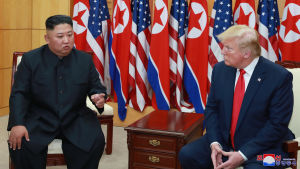 Kim Jong-Un och Donald Trump träffades tre gånger men utan att nå konkreta resultat. Pohjois-Korean johtaja Kim Jong-un ja Yhdysvaltain presidentti Donald Trump istuvat maiden lippujen edessä ja keskustelevat