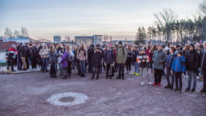 Skoldagen började med samling vid ingången. Skoelever står samlade på skolgård