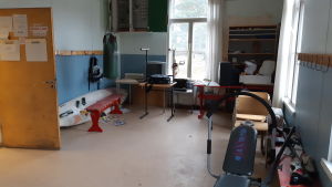 De gamla klassrummen används som förråd för saker som inte behövs. En massa saker är placerade i ett gammalt klassrum i C-huset intill finska skolorna i Karis.