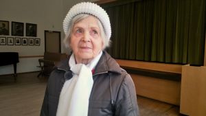 Bernice Tiihonen i pensionärsföreningens utrymmen som nu i coronatider gapar tomma på all verksamhet. äldre dam i samlingslokal
