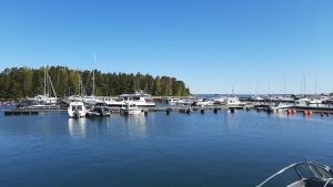 Den "nya" hallen kan bidra till serviceutbudet i Hangöby hamn. I mån av tillgång kommer företaget att förädla fisk som fångats lokalt. Småbåtshamn.