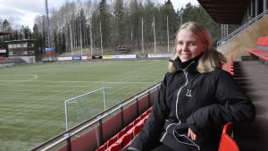 Roosa Bröijer får igen spela ligafotboll på hemmastadion Roosa Bröijer sitter på läktaren i Myrbacka.