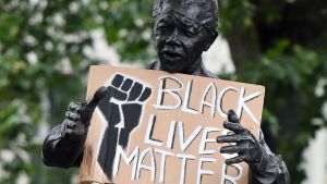 Demonstranter i London samlades vid statyn av Nelson Mandela på Parliament Square på söndag efter en demonstration mot rasism utanför den amerikanska ambassaden. Mandela var en svart frihetskämpe som hyllats för sin godhet i hela världen. Demonstranter vid Nelson Mandela staty i London under en antirasism protest.
