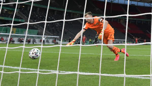 Hradecky gjorde ett misstag i den andra halvleken. Lukas Hradecky tappar in en boll i mål.