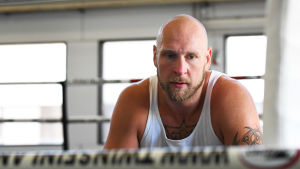 Helenius seger över Adam Kownacki i mars har ökat på Sundmans arbetsbörda. Robert Helenius ser fundersam ut i ringen.
