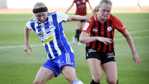 Hanna Ruohomaa i farten på Olympiastadion. Hanna Ruohomaa kämpar om bollen mot PK-35 Helsingfors Alice Wiksten.