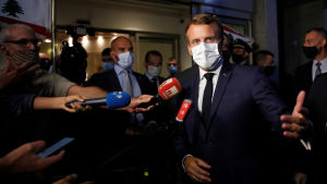 Frankrikes president Emmanuel Macron har lovat hjälpa Libanon. Här besökte han Libanon kort efter explosionen i augusti. Emmanuel Macron puhuu medialle Libanonin lentokentällä.