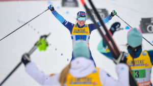 Med Krista Pärmäkoski i spetsen kan Finland nå framgång på bred front, tror Glenn Lindholm. Krista Pärmäkoski firar då hon åker i mål.