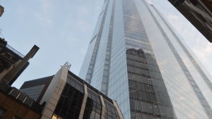 I London ekar de stora byggnaderna tomma då arbetare uppmanas distansarbeta. Bild på skyskrapa i London.