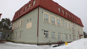 Det kommer att behövas tillräckligt långa raster för de studerande att hinna förflytta sig mellan de två gymnasierna, som ligger 1,5 kilometer från varandra. En skolbyggnad.