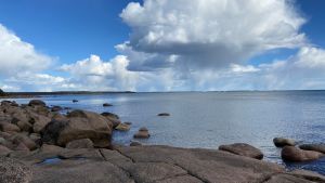 Trots att solen sken vid udden kunde man se att det inte var lika soligt ute på havet. Utsikt över havet och skärgården från en bergsklippa