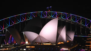Sydney Harbour Bridge vid operahuset i Sydney fick regnbågens färger för att hedra offren i masskjutningen i Orlando.