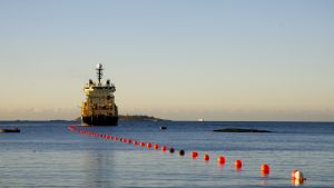 Upp till fyra fartyg jobbade med att lägga ner kabeln mellan Finland och Tyskland. Cinia Group lägger ner havskabel till Tyskland i Finska viken.
