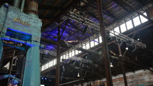 De gamla byggnaderna kräver en hel del. Interiör från gammal industrihall i billnäs bruk