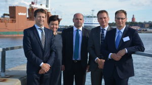 Rik Nugteren (projektledare, Wasco Coating), Minna Sundelin (mediachef, Nord Stream 2), Anders Ahlvik (Hangö hamndirektör), Simon Bonnell (tillståndsdirektör, Nord Stream 2) och Tore Granskog (tillståndsansvarig, Nord Stream 2 Finland) Rik Nugteren, MInna Sundelin, Anders Ahlvik, Simon Bonnell och Tore Granskog.