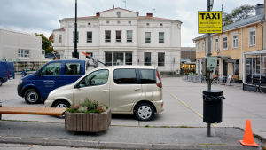 Ekenäs taxi har flyttat bort från torget och därför finns det nu mera plats för parkering. Det kommer finnas plats för ett par taxibilar enligt de nya arrangemangen. Bilar står parkerade på ett torg. Till höger syns en gul skylt där det står att taxistationen har flyttat.