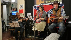 Juzjanis har specialiserat sig på folkmusik från Sydstaterna Hemma-hos-konsert i S:t Petersburg