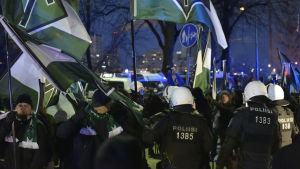 Nazistiska Nordiska motståndsrörelsen demonstrerar under Finlands självständighetsdag i december 2016.