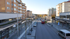 Enligt Ranstorp kommer majoriteten av de svenska IS-krigarna från fyra områden i Sverige Gata med bilar, en buss och bostadshus på bägge sidor.