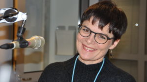 Anna Slotte säger att ett starkt modersmål ger bättre förutsättningar att vi lär oss andra språk. Anna Slotte i studion.