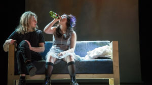 Två skräckslagna men brinnande oskulder. På bilden Olli Riipinen och Satu Tuuli Karhu. Foto från Julia & Romeo på Nationalteatern.