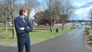 Marcus Grönholm nära området där Ingåstrand skulle ta form. Hans familj äger och driver ett litet köpcentrum (i bakgrunden) som redan finns invid småbåtshamnen, nära Ingåstrand. Tidigare rallyvärldsmästaren Marcus Grönholm blickar ut mot hamnområdet som han vill förnya i Ingå.