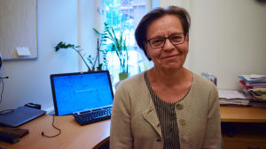 Överläkare Outi Kuikanmäki är oroad över den ökande användningen av opioider i Finland. Men att vända trenden är hela samhällets uppgift, inte bara missbrukarvårdens. Outi Kuikanmäki, överlägare vid Helsingfors diakoniistitut.