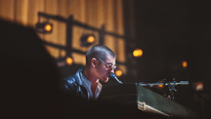 Turner nähtiin ja kuultiin keikalla myös pianon takana. Arctic Monkeysin Alex Turner soittamasssa pianoa Flow Festivalilla.