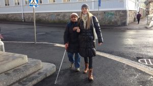 Bilden hänger inte ihop med artikeln. Paulina Hannus med sin assistent. Korsningen mellan Ågatan och Lundagatan är besvärlig
