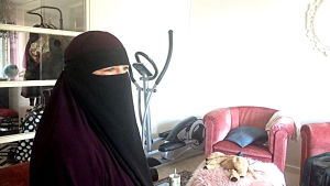 Maryam klär sig aldrig i niqab hemma, just nu har hon den på sig bara för fotograferingen. kvinna i niqab hemma