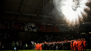 Stenkolsarbetarna hedrades under matchen mellan Schalke och Leverkusen i onsdags. Stenkolsarbetarna hedras under en match mellan Schalke och Leverkusen.