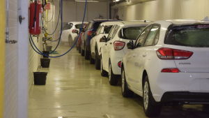 I PDI-hallen tvättas bilarna först. Bilar tvättas i SE Mäkinens tvätthall.