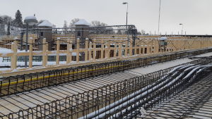 Kölden är inte ett särskilt stort problem då en bro byggs, det är värre med snö. Arbetsplatsen måste vara snöfri så man kan jobba. Armeringsjärn på den nya järnvägsbron i Karis.