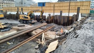 I början av mars inträffade ett ras vid bygget av parkeringen under Salutorget. Staketet har ramlat ner i gropen där torgparkeringen under Åbo salutorg byggs.