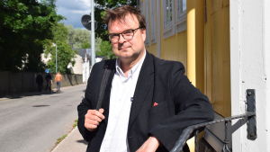 Henrik Grönroos är ny rektor för Västra Nylands folkhögskola. Han började sitt nya jobb strax innan läsåret tog slut i våras. Porträttbild på VNF-rektorn Henrik Grönroos.