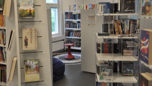 Lite färre böcker än i det gamla utrymmet. Men nu kan man också låna böcker utanför öppettiderna. Houtskärs bibliotek har nya utrymmen. Här en vy med en massa böcker som finns i hyllor.