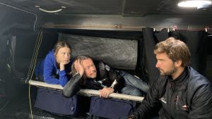Greta och Svante Thunberg tillsammans med seglaren Boris Herrman på den asketiska segelbåten Malicia II Greta och Svante Thunberg tillsammans med seglaren Boris Herrman på den asketiska segelbåten Malicia II