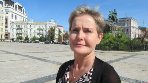 Finlands ambassadör Päivi Laine ser hoppfullt på utvecklingen i Ukraina. Finlands Ukraina-ambassadör Päivi Laine på torg i Kiev.