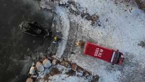 Wessö FBK använder drönare i sitt arbete. Här en bild från svanräddningsuppdraget. Brandbil och hydrokopter på strand fotat uppifrån