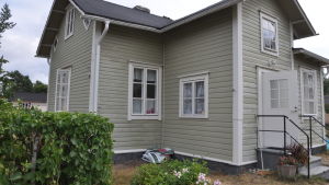 I Hangöhuset spenderar Gun och hennes man så mycket tid de kan ett grågrönt trähus