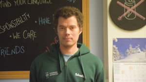 Just den här dagen stängde Uncan i Karis redan klockan 16 så de ungdomar som drog vidare från biblioteket kom till en stängd dörr. Sebastian Berg berättar att en kollega var sjuk och därför kunde man inte hålla Uncan öppen på kvällen. En man med mörkt, smålockigt hår står framför en svart krittavla med engelska ord som "we care", "mind Your language" och "freinds" Finns också en skylt med rött kryss över något som ska föreställa energidryck.