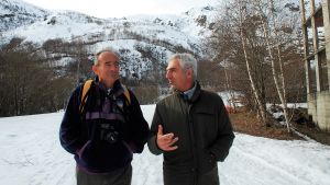 Toni Farina (tv) från Mountain Wilderness har skrivit en bok om alpområdet Tornetti. Han och Francesco Pastarelli, CIPRA, är oroade över Alpsamhällenas framtid. Två gråhåriga män står och diskuterar i ett snöigt landskap.