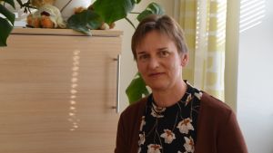 Saskia Öhman berättar att beroendet ofta kommer smygande, utan att man lägger desto större märke till det. Saskia Öhman sitter vid sitt bord.