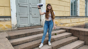 Westerlund tänker fira studenten hemma med familjen och ett glas skumpa. En kvinna står på en trappa och håller i en studenmössa.