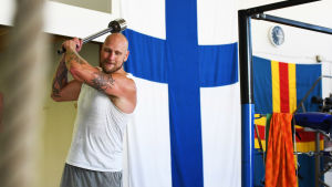 I gymmet tränar Helenius med en specialgjord slägga, som han slår på ett däck. Robert Helenius tränar med en specialgjord slägga.