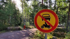 Nya trafikmärken och en bom ger tydliga anvisningar om var man får och inte får köra. Ett trafikmärke som förbjuder trafik.