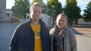 Jens Eriksson och Lotta Dammert är två av grundarna och utvecklare för Läsväskan. Jens Eriksson och Lotta Dammert på skolgård.
