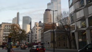 Storbritannien tvingades gå in för en andra nedstängning i november, där bara nödvändiga affärer fick vara öppna. Bild på gata med bilar och många olika byggnader.