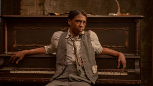Oscar nästa för dubbelvinnaren? Chadwick Boseman har postumt belönats med en Golden Globe och en Critics Choice Award för sin insats i "Ma Raineýs Black Bottom" (bilden). Nominerad var han också för "Da 5 Bloods". Chadwick Boseman poserar framför ett piano i filmen Ma Rainey´s Black Bottom.