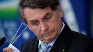 Jair Bolsonaro har ställt sig skeptisk till coronaviruset allt sedan pandemin bröt ut. I juli ifjol insjuknade presidenten ändå själv. Presidentti Jair Bolsonaro poisti maskin kasvoiltaan kesiviikkona, kun hän alkoi puhua tiedotustilaisuudessa.
